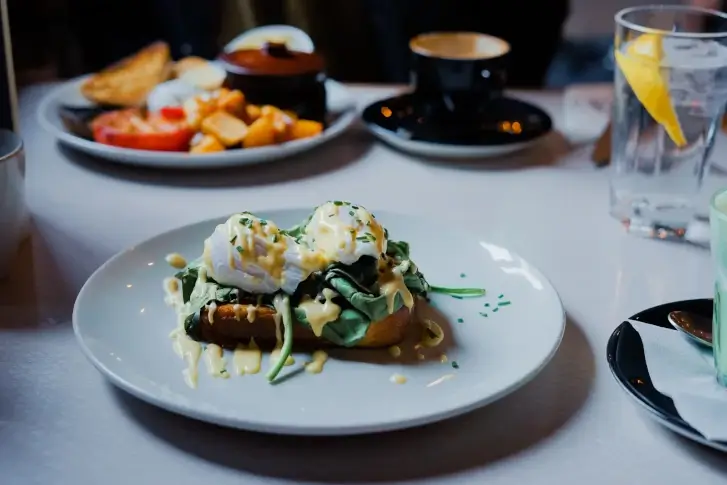 Table dressée avec entrée, plat & café