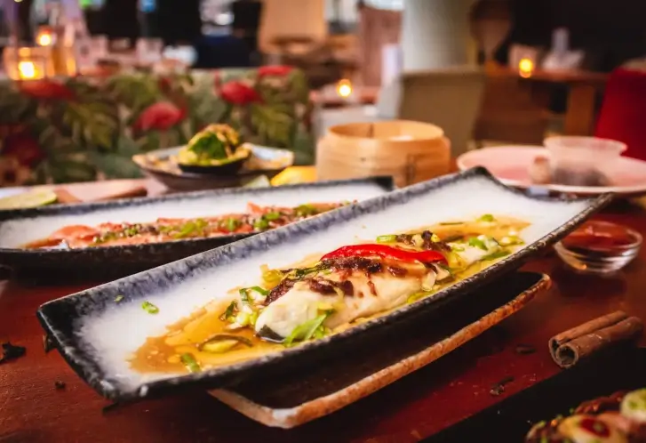 Plats de poissons & de légumes & panier vapeur